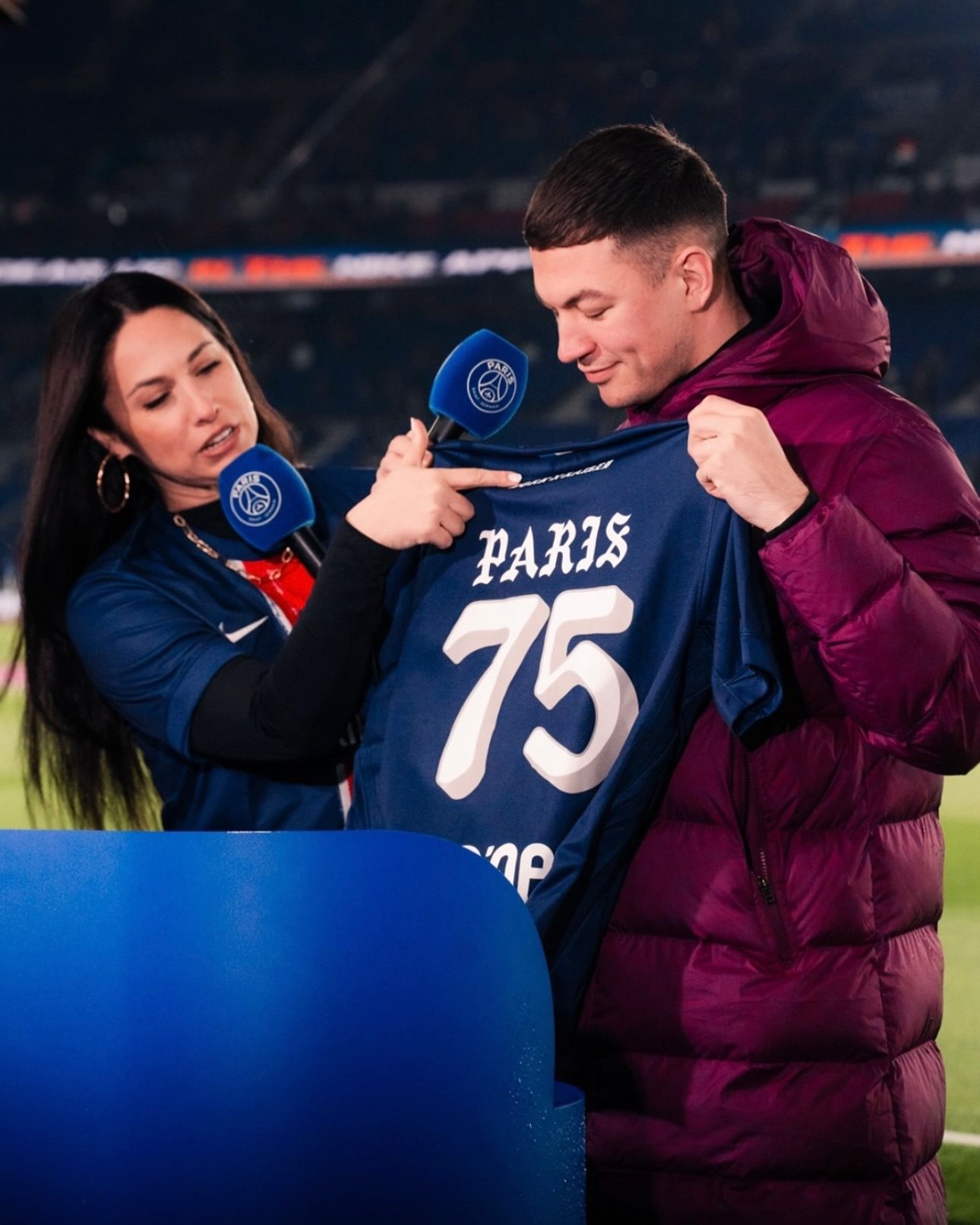 Deux supporters tenant un maillot du PSG