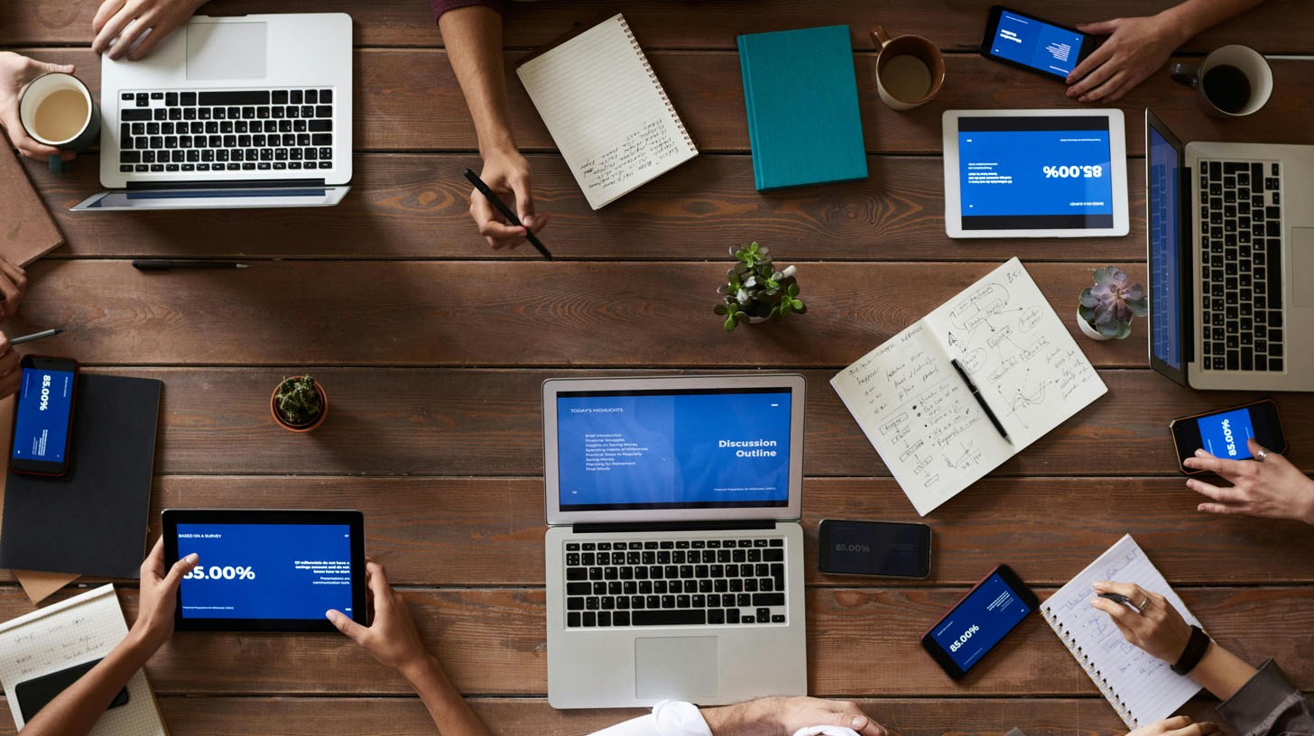 Bureau avec ordinateurs et tablettes